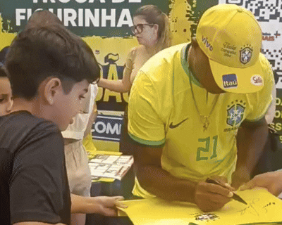 Com a presença do Viola, troca de figurinhas da Copa reúne fãs e famílias
