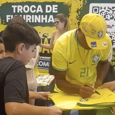 Com a presença do Viola, troca de figurinhas da Copa reúne fãs e famílias