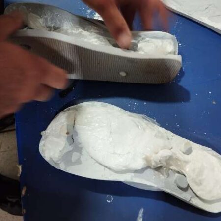 Mãe de detento é flagrada com cocaína escondida em chinelo durante revista