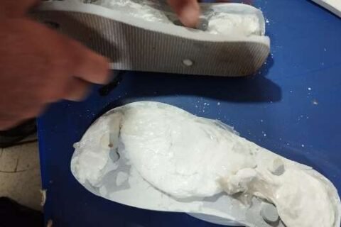 Mãe de detento é flagrada com cocaína escondida em chinelo durante revista