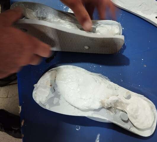 Mãe de detento é flagrada com cocaína escondida em chinelo durante revista
