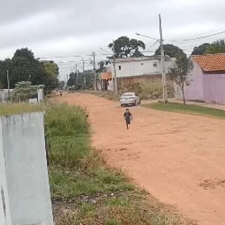 Menina corre para comércio após homem mostrar partes íntimas na rua