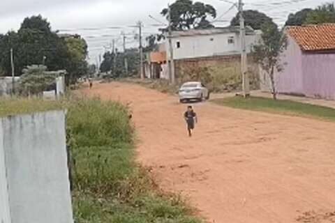 Menina corre para comércio após homem mostrar partes íntimas na rua