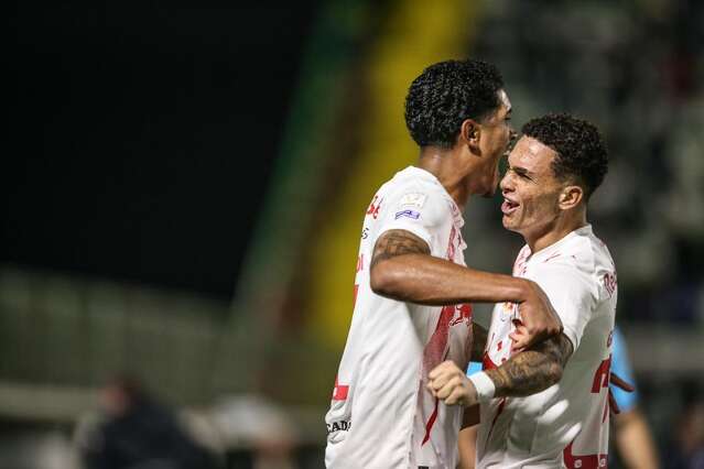 Bragantino vira sobre a Chapecoense e amplia crise do lanterna do Brasileirão