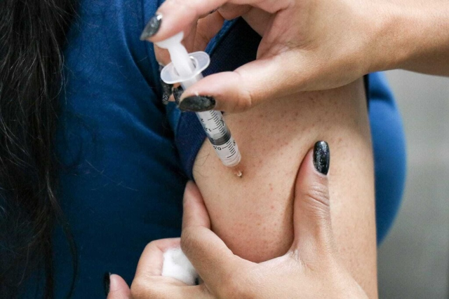 Estado amplia vacinação contra dengue para todos os servidores da saúde