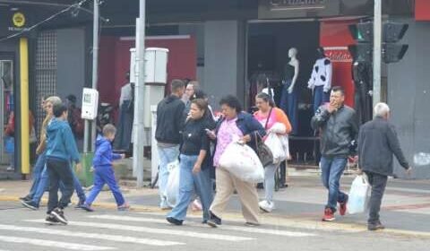 Apesar do frio, consumidores lotam lojas do Centro na véspera do Dia das Mães