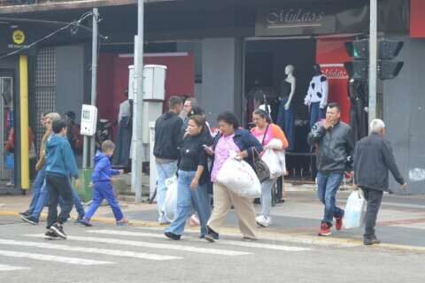 Apesar do frio, consumidores lotam lojas do Centro na véspera do Dia das Mães