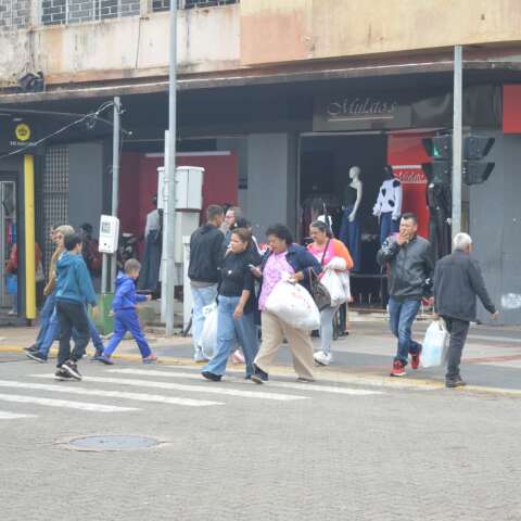 Apesar do frio, consumidores lotam lojas do Centro na véspera do Dia das Mães
