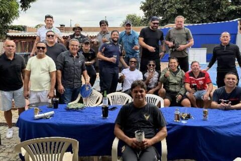 Entre peixe frito, futebol e samba, amizade sobrevive há 40 anos