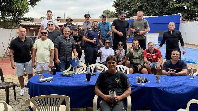 Entre peixe frito, futebol e samba, amizade sobrevive há 40 anos
