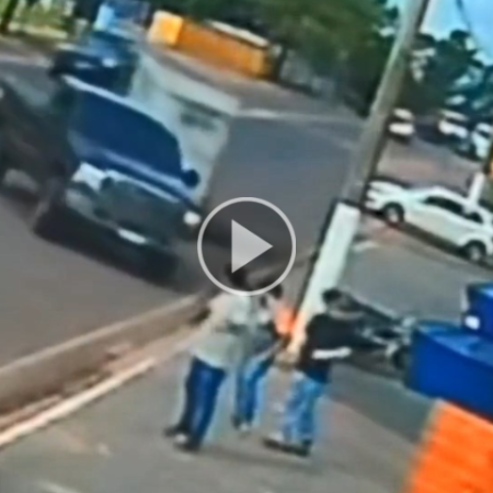 Reboque perde controle e atinge poste em trecho urbano da BR-262