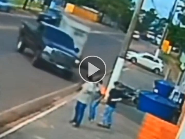 Reboque perde controle e atinge poste em trecho urbano da BR-262