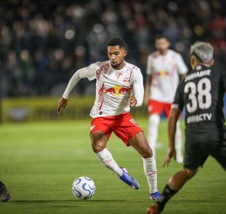 Bragantino perde pênalti, tem zagueiro expulso e sofre derrota no fim