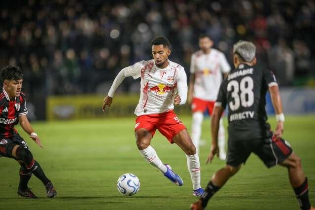 Bragantino perde pênalti, tem zagueiro expulso e sofre derrota no fim