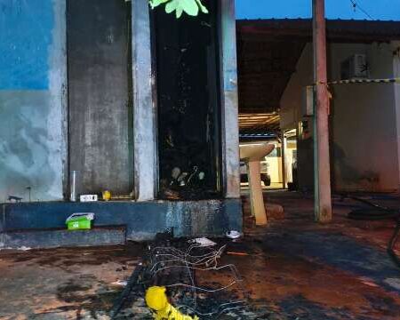 Vídeo mostra início de incêndio em banheiro e homem gritando por socorro