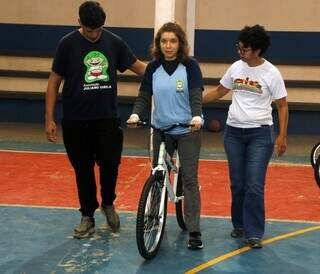 Projeto ensina alunos com deficiência a andar de bicicleta, primeiro sem pedais Projeto ensina alunos com deficiência a andar de bicicleta, primeiro sem pedais