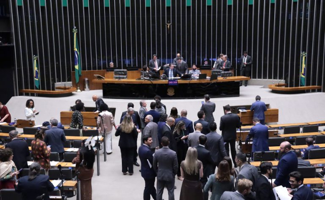 Câmara aprova Refis eleitoral que flexibiliza punições aos partidos