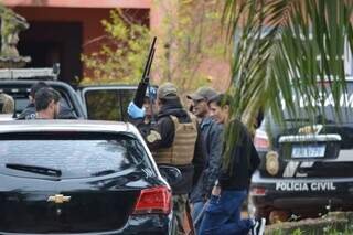 Médico é preso por posse de arma e será investigado por feminicídio Médico é preso por posse de arma e será investigado por feminicídio