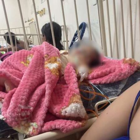Bebê de 21 dias, com bronquiolite e pneumonia, aguarda vaga em hospital