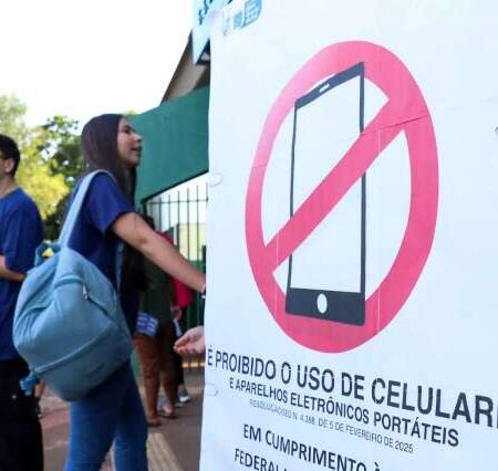 Celular é restrito, mas deve ser porta de entrada da IA nas escolas