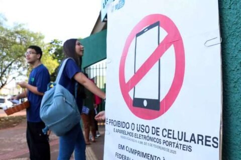 Celular é restrito, mas deve ser porta de entrada da IA nas escolas