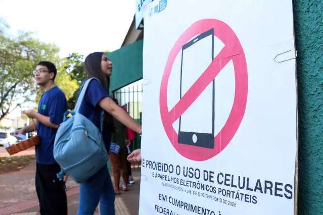 Celular é restrito, mas deve ser porta de entrada da IA nas escolas
