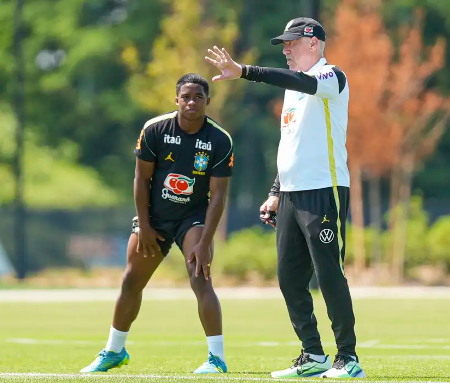 Ancelotti mantém base e deixa Endrick e Éderson no banco