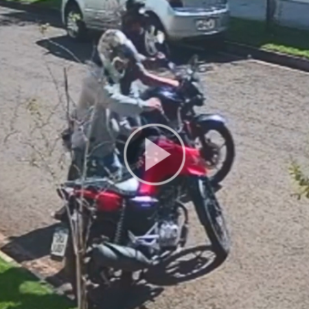 Em segundos, dupla com chave mestra furta motocicleta estacionada