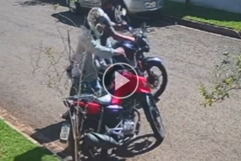 Em segundos, dupla com chave mestra furta motocicleta estacionada