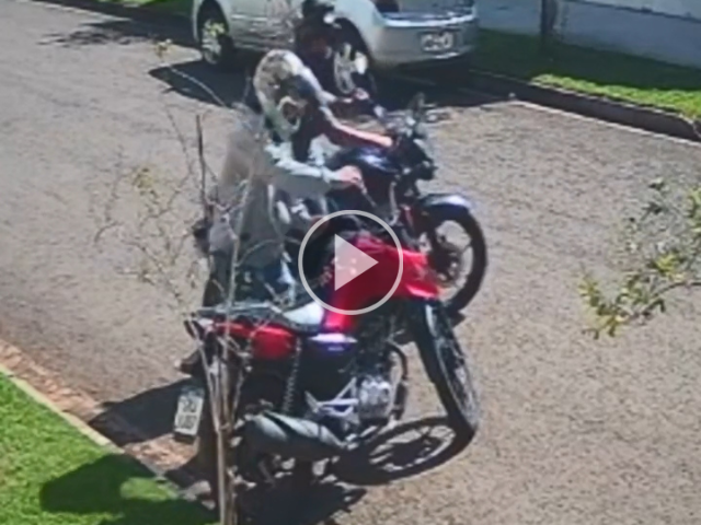 Em segundos, dupla com chave mestra furta motocicleta estacionada