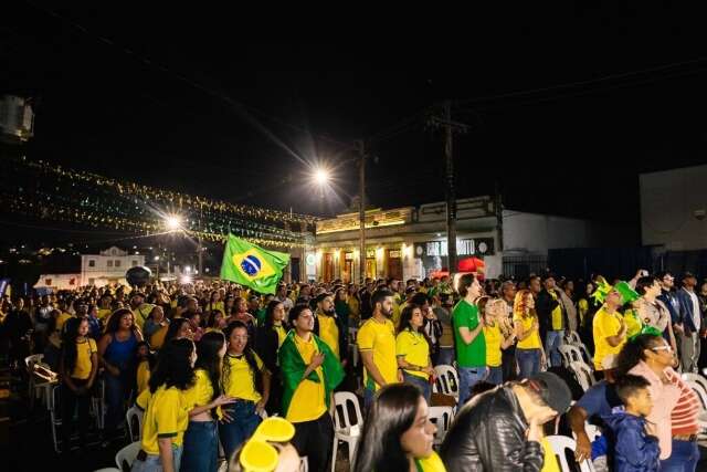 Bares acompanham horário de jogo e abrem as portas mais cedo nesta segunda