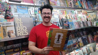 Em frente à banca, paixão pelo futebol forma amizades e ajuda a realizar sonhos