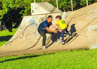 Wilson deixou a CLT para ajudar alunos a perder o medo do skate