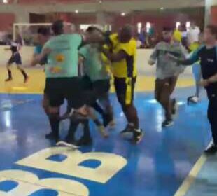 Partida de futebol de base termina em pancadaria entre adultos
