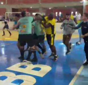 Partida de futebol de base termina em pancadaria entre adultos
