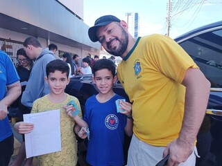 Em frente à banca, paixão pelo futebol forma amizades e ajuda a realizar sonhos