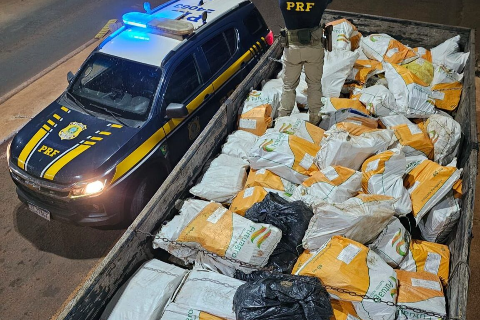 Caminhão com 4 toneladas de maconha é abandonado em estrada
