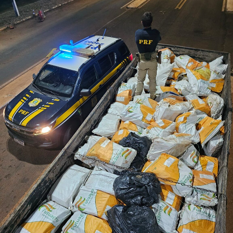 Caminhão com 4 toneladas de maconha é abandonado em estrada