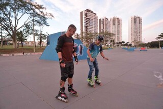 Wilson deixou a CLT para ajudar alunos a perder o medo do skate