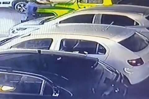 Jovem de 20 anos é executado a tiros em garagem e suspeito foge de moto