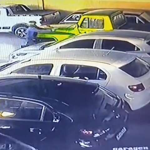 Jovem de 20 anos é executado a tiros em garagem e suspeito foge de moto
