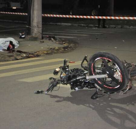 Jovem morre arremessado em acidente entre moto e carro em rotatória
