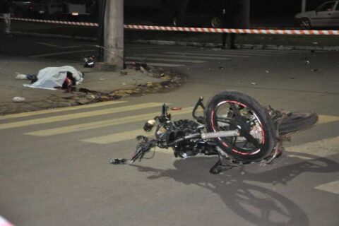 Jovem morre arremessado em acidente entre moto e carro em rotatória