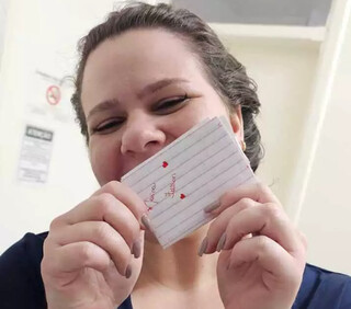 Professora guarda cartas por 13 anos e busca ex-alunos para entregá-las Professora guarda cartas por 13 anos e busca ex-alunos para entregá-las