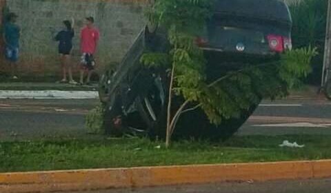Estudante embriagado é preso ao capotar automóvel em avenida