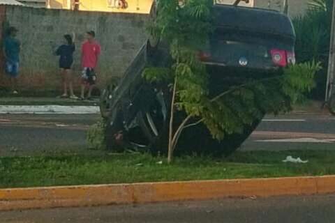 Estudante embriagado é preso ao capotar automóvel em avenida