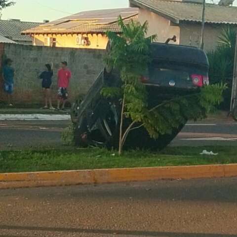 Estudante embriagado é preso ao capotar automóvel em avenida