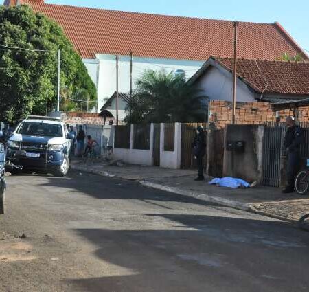 Dupla em motocicleta executa homem com três tiros em frente a residência