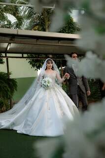 Noiva vai de van ao casamento para não amassar vestido de 25 kg Noiva vai de van ao casamento para não amassar vestido de 25 kg