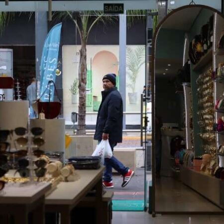 Comércio diz que regra dos feriados chega em momento de pressão no setor